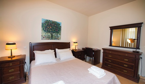 Family Room, Connecting Rooms, Garden View (semi basement)