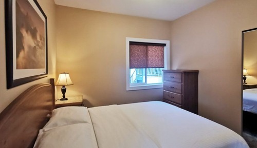 Deluxe Room, 3 Bedrooms: 1 King Bed and 2 Queen Beds