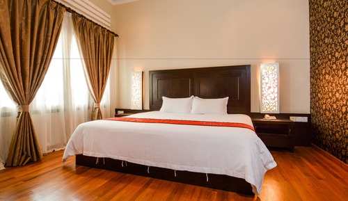 Grand Room, 1 King Bed, Non Smoking, Bathtub