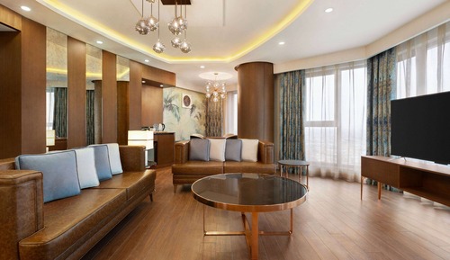 Deluxe Suite, 1 King Bed, Smoking