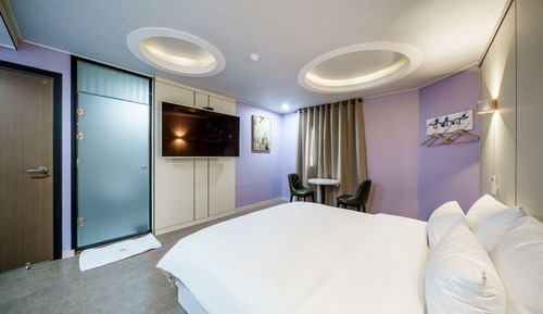 Room (Gold)