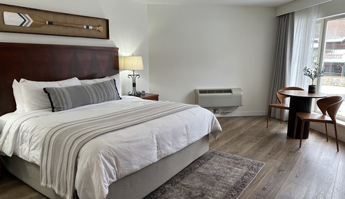 Basic Room, 1 King Bed, Garden View