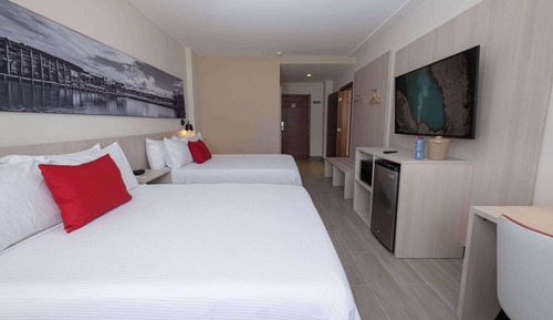 Business Suite, 2 Queen Beds, Non Smoking