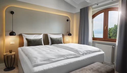 Deluxe Penthouse, 2 Bedrooms, Patio, Lakeside