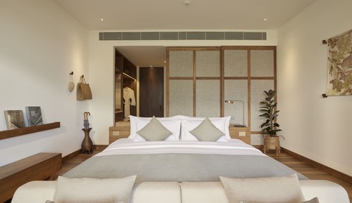 Deluxe Room, 1 King Bed, Pool Access