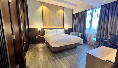 Deluxe Suite, 1 King Bed, Non Smoking, View