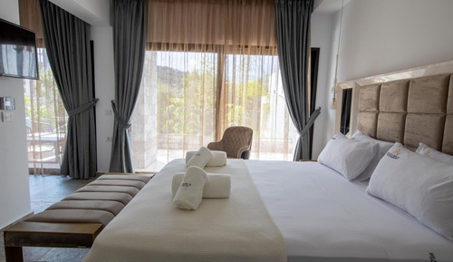 Junior Suite Pool View & Outdoor Jetted Tub