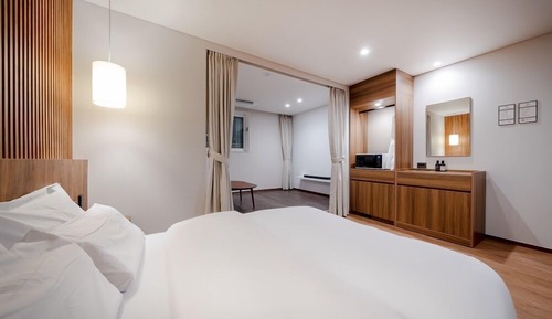 Movie Room (Queen Bed)