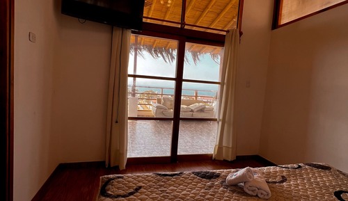 Exclusive Triple Room, Mixed Dorm, Ensuite, Partial Ocean View