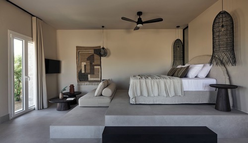 Honeymoon Suite (with indoor jacuzzi)