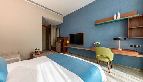 Qiu Ye king bed room