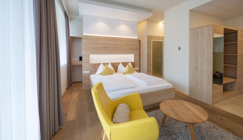 Premium Studio, 1 King Bed, Non Smoking, Balcony (201)