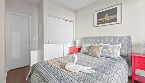 Design Apartment, 2 Bedrooms, Pool Access, Park View