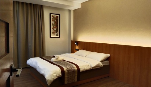 Deluxe Room, 1 Queen Bed, Non Smoking, Pool Access