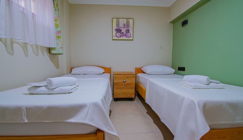 Ekonomik Iki Ayri Yatakli Bodrum Kat Oda