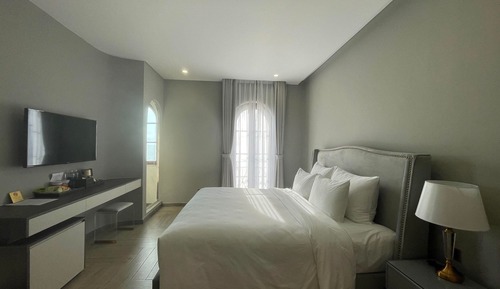 Deluxe Queen Room with Sea View