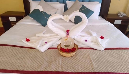 Classic Suite, 1 King Bed, Balcony, Hill View
