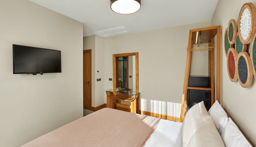 Superior Room, 1 Queen Bed, Pool View, Garden Area
