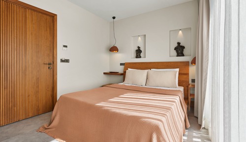 Deluxe Room, 1 Queen Bed, Pool View