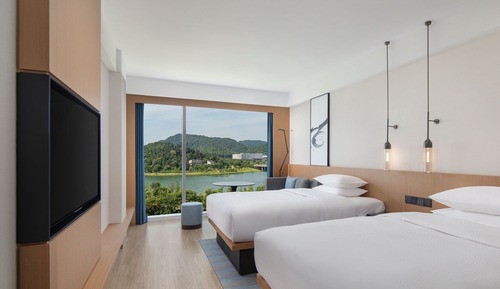 Deluxe Room, 2 Twin Beds, Lake View