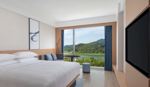 Deluxe Room, 1 King Bed, Lake View