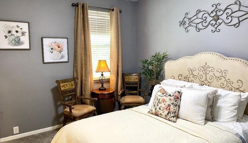 Magnolia Room, Queen Bed, Non-Smoking