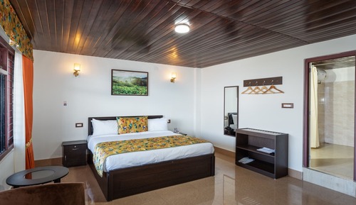 Penthouse with Balcony, Mountain & River View