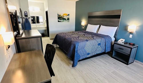 Single Room, 1 King Bed, Smoking, Ground Floor
