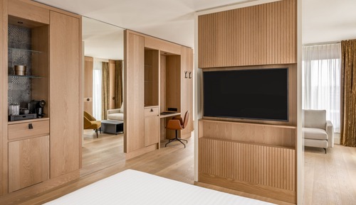 Club Suite, 1 King Bed, Non Smoking