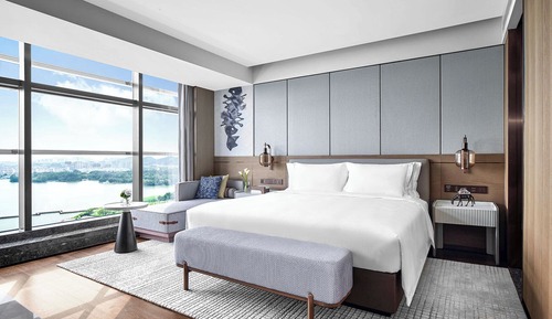 Deluxe Room, 1 King Bed, Lake View