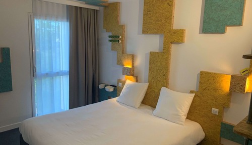 Double Room (Pop)