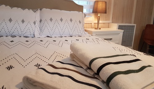 Executive Suite, Ensuite, Courtyard View