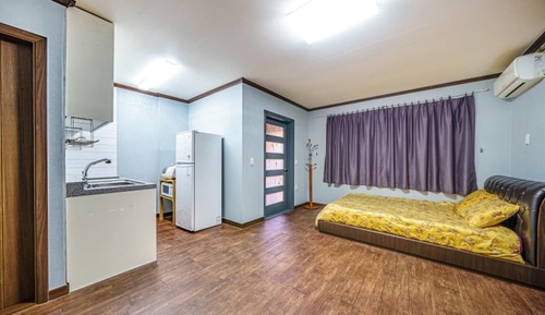 Room (Complex B No 2)