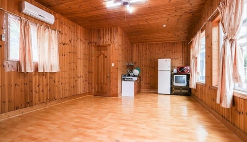 Room (No 6)