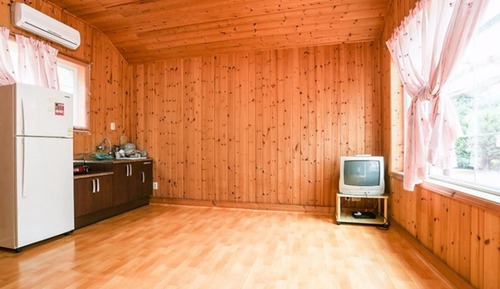 Room (No 4)