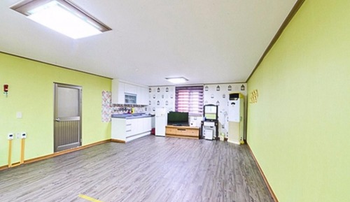 Room (White room)