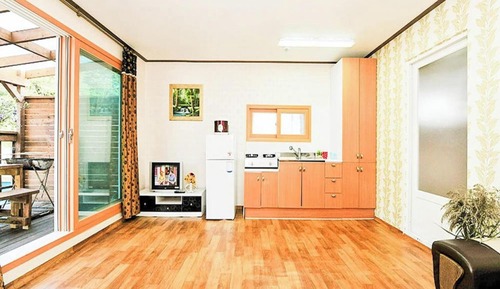 Room (Lily)
