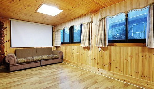 Room (Room 9)