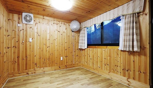 Room (Room 8)