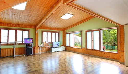 Room (Cypress)