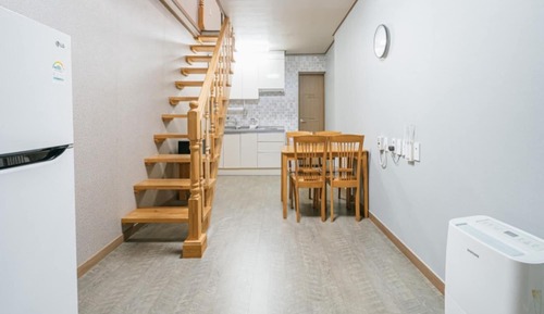 Room (103 (upstairs))