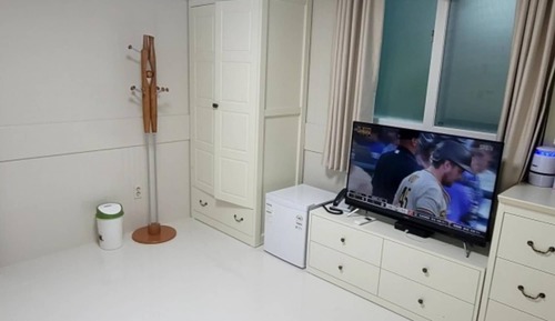 Room (Room 207)