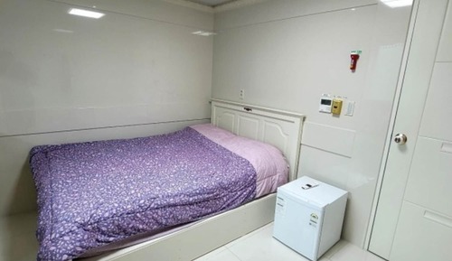 Room (Room 205)
