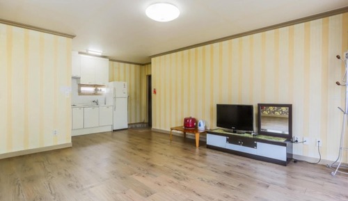 Room (Room 205)