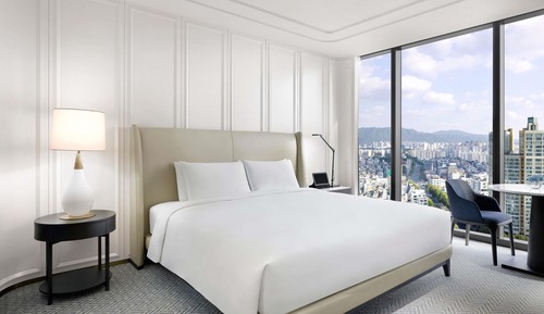 Prestige Suite with Club Millésime Access, 1 King Size Bed, Lake View