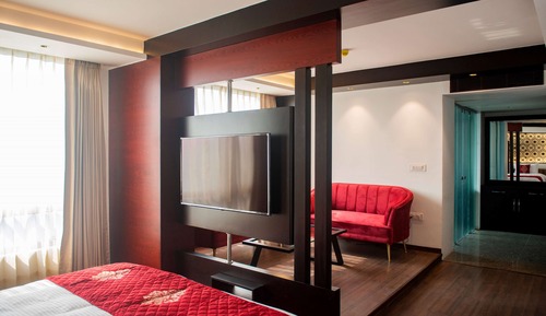 Deluxe Suite, 1 King Bed, Valley View