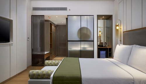Standard Room, 1 King Bed, Balcony, Pool View