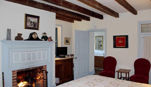Room, 1 Queen Bed, Fireplace, Ground Floor