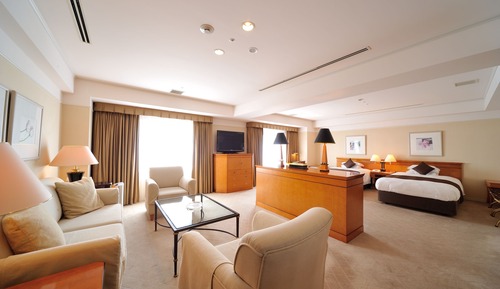 Airport View Family Room