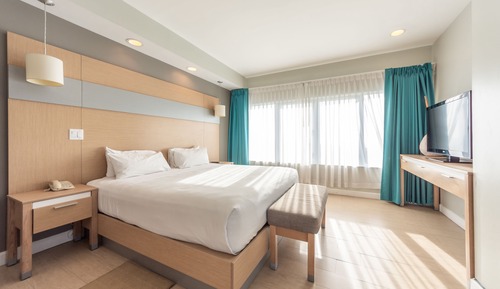 Suite, 1 King Bed, Refrigerator, Garden View